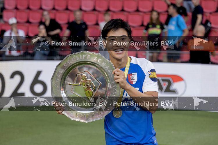 Eindhoven, 3 Augustus 2026
Johan Cruijffschaal wedstrijd
PSV-AZ Eindstand 0-4
Rion Ichihara met de JCSchaal
Foto Carlo van Hout