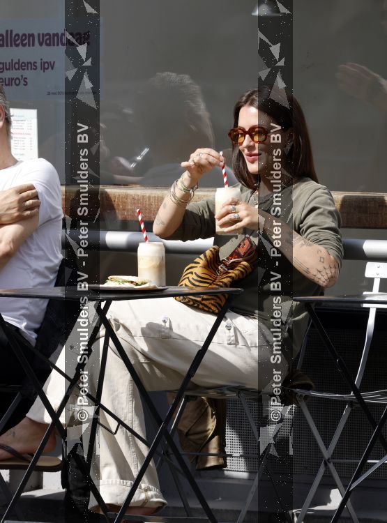 Amsterdam 29 mei 2026
Arie Boomsma en zijn vrouw Romy Boomsma samen op terras bij de coffee company in Amsterdam zuid
