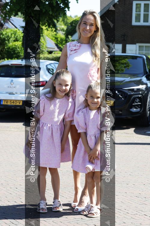 Blaricum / Amstelveen 28 mei 2026
Oger Lusink en zijn vrouw Ellen trouwen in het gemeentehuis van Blaricum en daarna hebben ze een lunch bij restaurant Aan de Poel . Sophie v Vliet met dochters