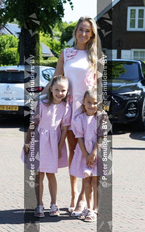 Blaricum / Amstelveen 28 mei 2026
Oger Lusink en zijn vrouw Ellen trouwen in het gemeentehuis van Blaricum en daarna hebben ze een lunch bij restaurant Aan de Poel . Sophie v Vliet met dochters