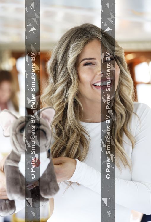 Amsterdam 18 mei 2026
Stephanie Tency in het Amstelhotel . Ze vertrekken daarna met aantal gasten met boot om half jaar van haar boek te vieren 