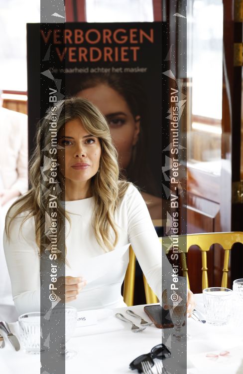 Amsterdam 18 mei 2026
Stephanie Tency in het Amstelhotel . Ze vertrekken daarna met aantal gasten met boot om half jaar van haar boek te vieren 