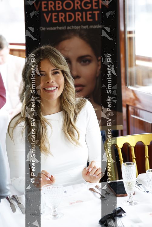 Amsterdam 18 mei 2026
Stephanie Tency in het Amstelhotel . Ze vertrekken daarna met aantal gasten met boot om half jaar van haar boek te vieren 