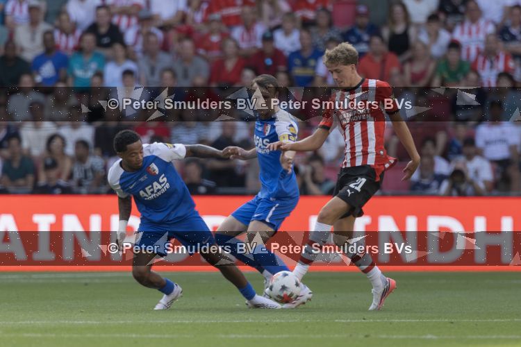 Eindhoven, 3 Augustus 2026
Johan Cruijffschaal wedstrijd
PSV-AZ Eindstand 0-4
Wouter Goes met JC schaal
Foto Carlo van Hout