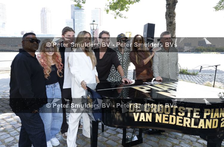 Rotterdam 1 juli 2026
Presentatie de pianoman van Jeroen v d Boom . Gastoptredens zijn er van Mart Hoogkamer Glennis Grace Waylon Luuk v d Boom Kimberly Fransens en Sezina Kelsey