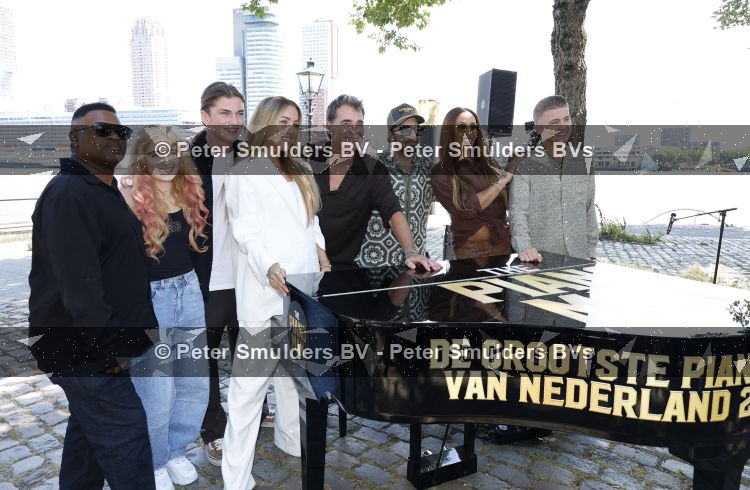 Rotterdam 1 juli 2026
Presentatie de pianoman van Jeroen v d Boom . Gastoptredens zijn er van Mart Hoogkamer Glennis Grace Waylon Luuk v d Boom Kimberly Fransens en Sezina Kelsey