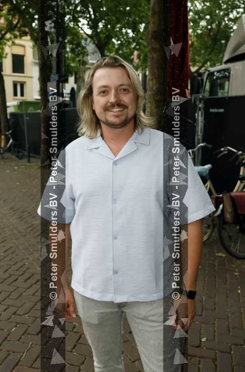 Zwolle 8 juli 2026
Muziekfeest op het Plein.  Thomas Karst ( zoon Rene Karst ) kwam met zijn moeder Wendy Karst 