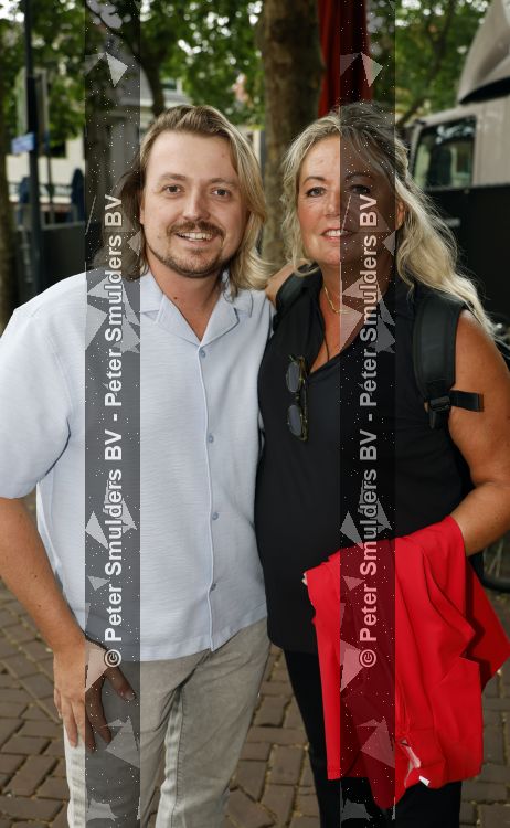 Zwolle 8 juli 2026
Muziekfeest op het Plein.  Thomas Karst ( zoon Rene Karst ) kwam met zijn moeder Wendy Karst 