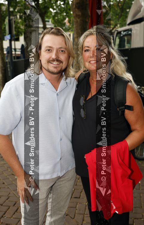 Zwolle 8 juli 2026
Muziekfeest op het Plein.  Thomas Karst ( zoon Rene Karst ) kwam met zijn moeder Wendy Karst 