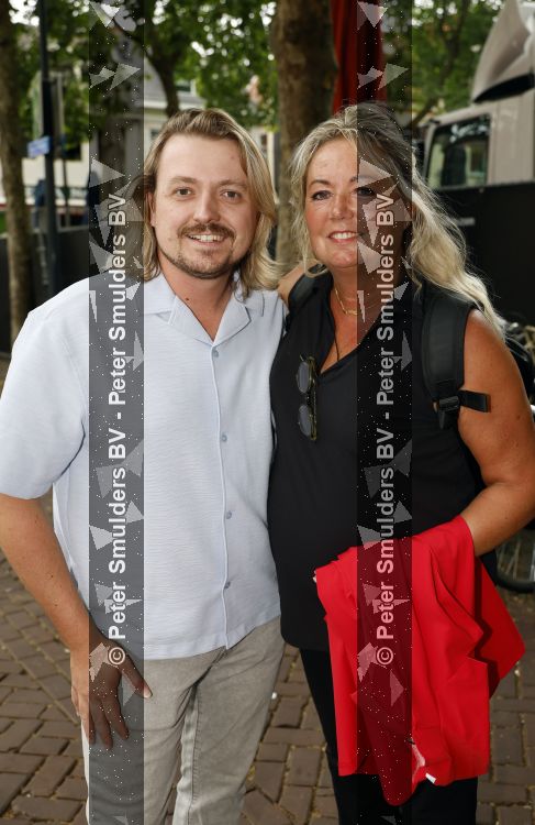 Zwolle 8 juli 2026
Muziekfeest op het Plein.  Thomas Karst ( zoon Rene Karst ) kwam met zijn moeder Wendy Karst 