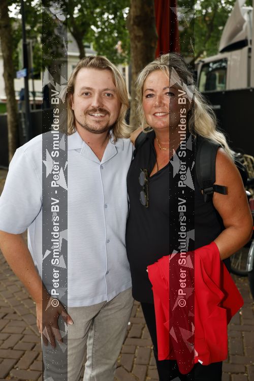 Zwolle 8 juli 2026
Muziekfeest op het Plein.  Thomas Karst ( zoon Rene Karst ) kwam met zijn moeder Wendy Karst 