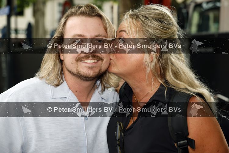 Zwolle 8 juli 2026
Muziekfeest op het Plein.  Thomas Karst ( zoon Rene Karst ) kwam met zijn moeder Wendy Karst 