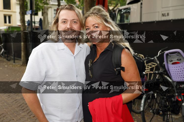 Zwolle 8 juli 2026
Muziekfeest op het Plein.  Thomas Karst ( zoon Rene Karst ) kwam met zijn moeder Wendy Karst 