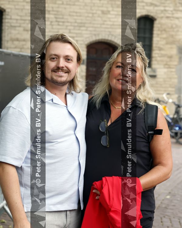 Zwolle 8 juli 2026
Muziekfeest op het Plein.  Thomas Karst ( zoon Rene Karst ) kwam met zijn moeder Wendy Karst 
