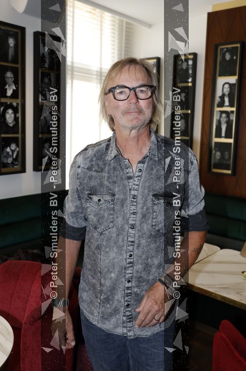 Amsterdam 11 juli 2026
Vandaag was het 25 jaar geleden dat Herman Brood zelf moord pleegde door van het Hilton Hotel af te springen .
Aanwezig Xandra Brood Holly Brood met partner Soy Kroon en Lola Brood met partner en 2 kinderen . Het vond Plaats in het Americain Hotel. Tjerk Lammers ( Man manuel Kemp)