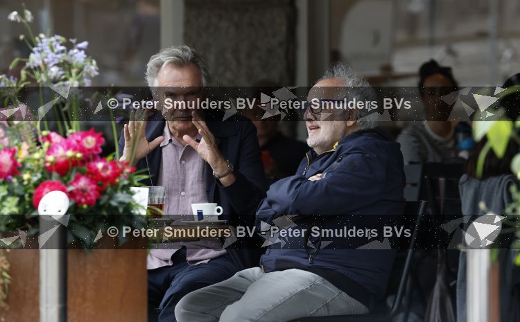 Amsterdam 27 juli 2026
Tom Egbers met een kennis op terras bij Wildschut in Amsterdam zuid