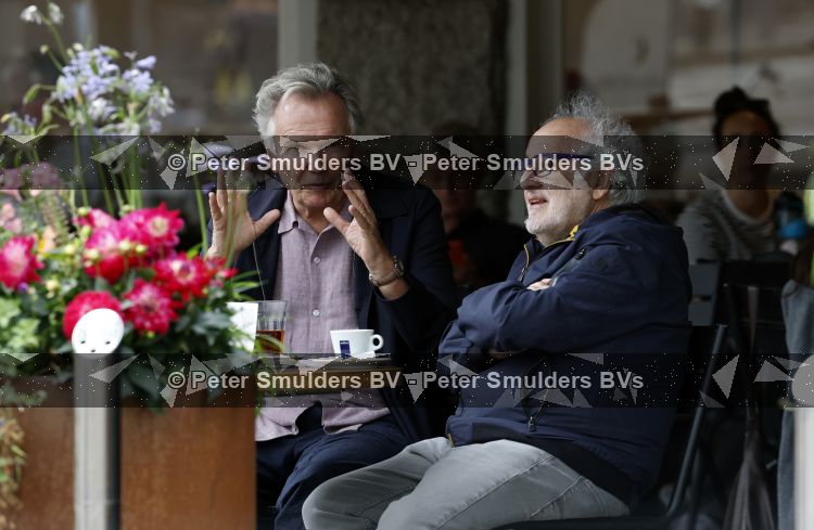 Amsterdam 27 juli 2026
Tom Egbers met een kennis op terras bij Wildschut in Amsterdam zuid