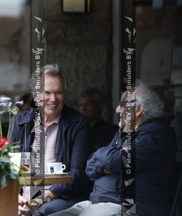 Amsterdam 27 juli 2026
Tom Egbers met een kennis op terras bij Wildschut in Amsterdam zuid