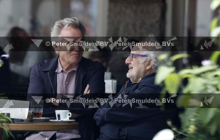 Amsterdam 27 juli 2026
Tom Egbers met een kennis op terras bij Wildschut in Amsterdam zuid