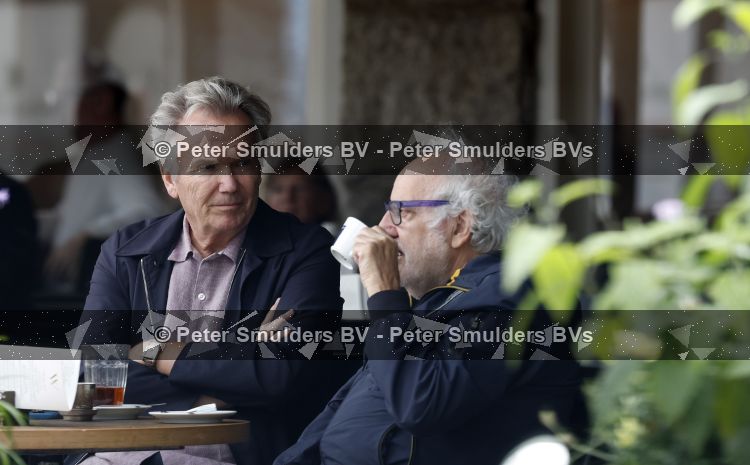 Amsterdam 27 juli 2026
Tom Egbers met een kennis op terras bij Wildschut in Amsterdam zuid
