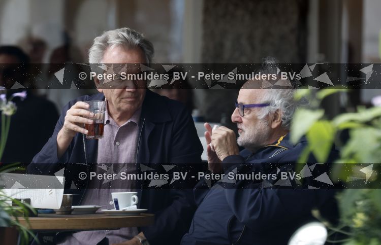 Amsterdam 27 juli 2026
Tom Egbers met een kennis op terras bij Wildschut in Amsterdam zuid