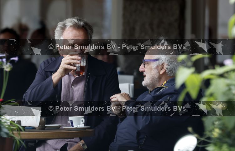 Amsterdam 27 juli 2026
Tom Egbers met een kennis op terras bij Wildschut in Amsterdam zuid