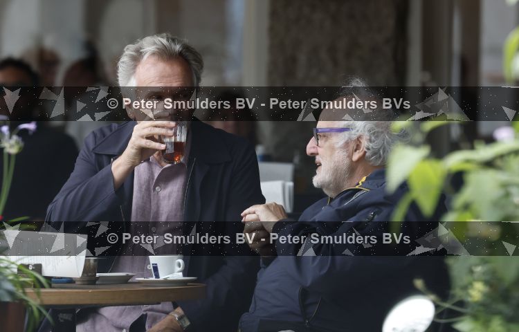 Amsterdam 27 juli 2026
Tom Egbers met een kennis op terras bij Wildschut in Amsterdam zuid