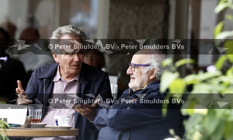 Amsterdam 27 juli 2026
Tom Egbers met een kennis op terras bij Wildschut in Amsterdam zuid