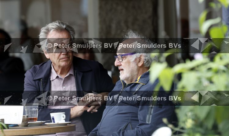 Amsterdam 27 juli 2026
Tom Egbers met een kennis op terras bij Wildschut in Amsterdam zuid