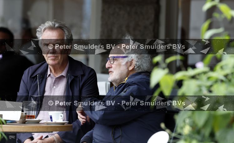 Amsterdam 27 juli 2026
Tom Egbers met een kennis op terras bij Wildschut in Amsterdam zuid