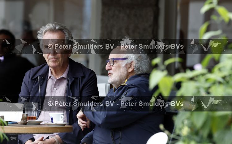 Amsterdam 27 juli 2026
Tom Egbers met een kennis op terras bij Wildschut in Amsterdam zuid