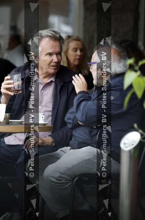 Amsterdam 27 juli 2026
Tom Egbers met een kennis op terras bij Wildschut in Amsterdam zuid