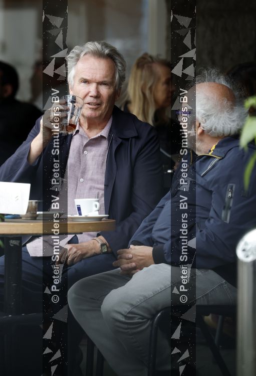 Amsterdam 27 juli 2026
Tom Egbers met een kennis op terras bij Wildschut in Amsterdam zuid