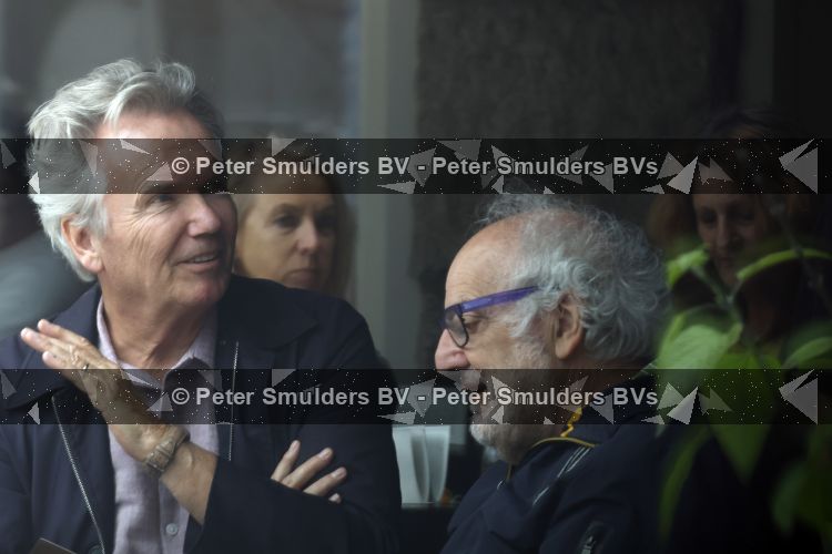 Amsterdam 27 juli 2026
Tom Egbers met een kennis op terras bij Wildschut in Amsterdam zuid