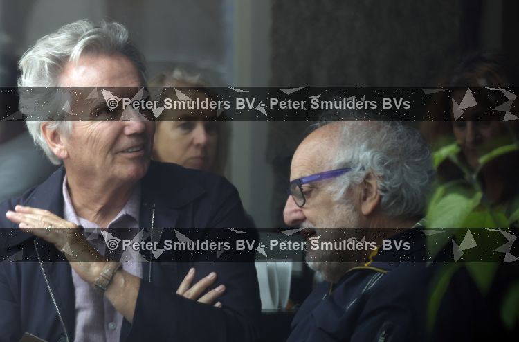 Amsterdam 27 juli 2026
Tom Egbers met een kennis op terras bij Wildschut in Amsterdam zuid