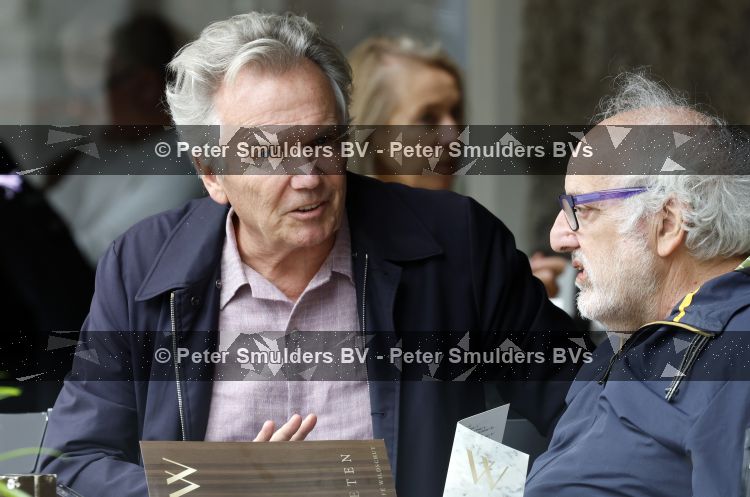 Amsterdam 27 juli 2026
Tom Egbers met een kennis op terras bij Wildschut in Amsterdam zuid