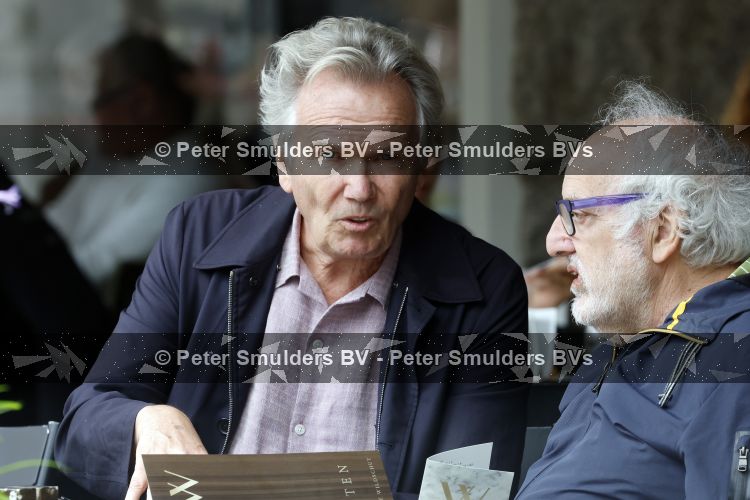 Amsterdam 27 juli 2026
Tom Egbers met een kennis op terras bij Wildschut in Amsterdam zuid