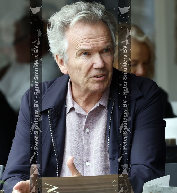 Amsterdam 27 juli 2026
Tom Egbers met een kennis op terras bij Wildschut in Amsterdam zuid