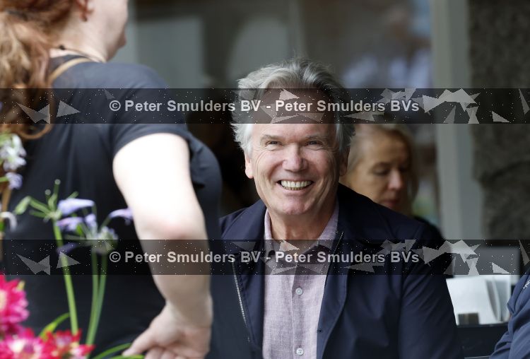 Amsterdam 27 juli 2026
Tom Egbers met een kennis op terras bij Wildschut in Amsterdam zuid