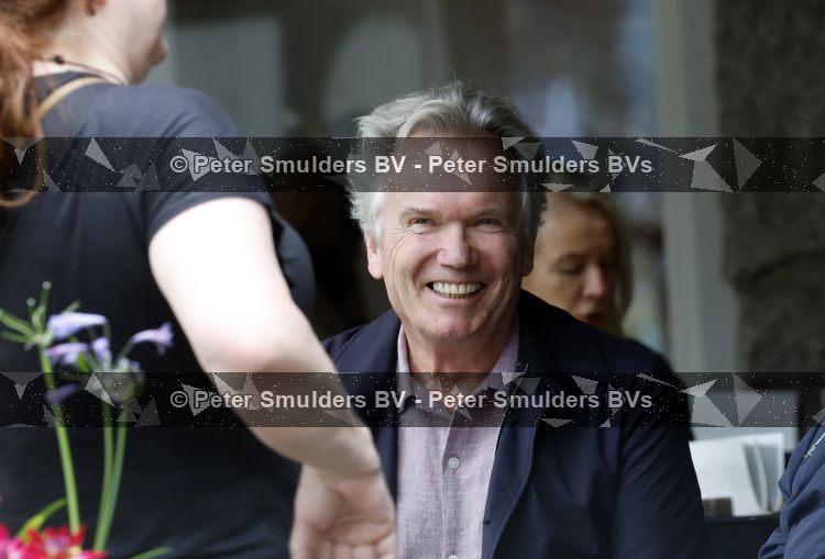 Amsterdam 27 juli 2026
Tom Egbers met een kennis op terras bij Wildschut in Amsterdam zuid