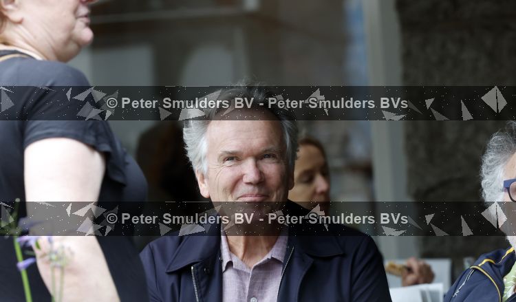 Amsterdam 27 juli 2026
Tom Egbers met een kennis op terras bij Wildschut in Amsterdam zuid