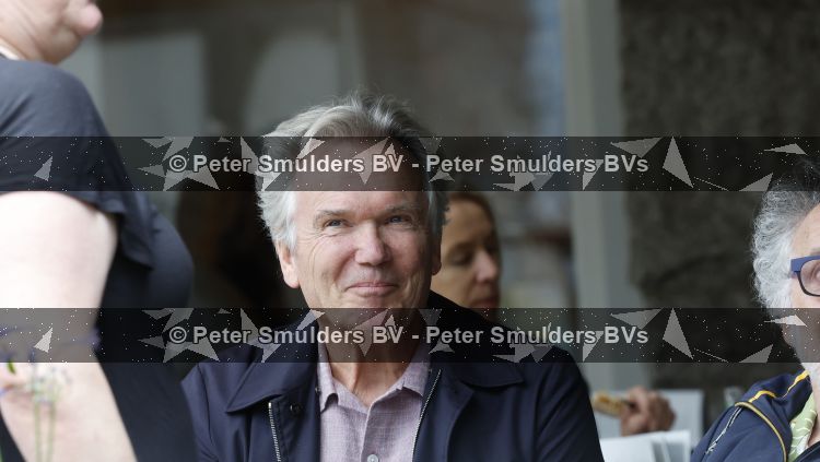 Amsterdam 27 juli 2026
Tom Egbers met een kennis op terras bij Wildschut in Amsterdam zuid
