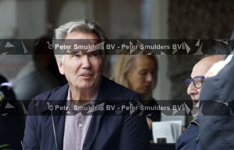 Amsterdam 27 juli 2026
Tom Egbers met een kennis op terras bij Wildschut in Amsterdam zuid