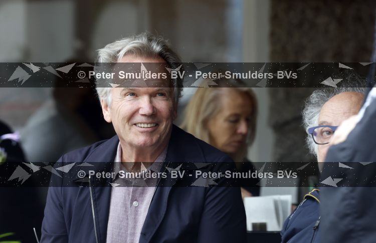 Amsterdam 27 juli 2026
Tom Egbers met een kennis op terras bij Wildschut in Amsterdam zuid