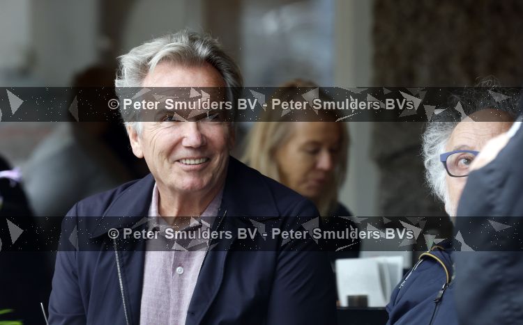 Amsterdam 27 juli 2026
Tom Egbers met een kennis op terras bij Wildschut in Amsterdam zuid