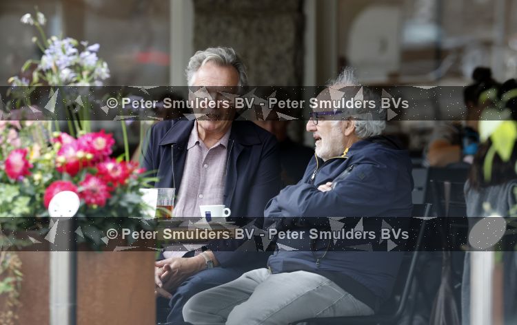 Amsterdam 27 juli 2026
Tom Egbers met een kennis op terras bij Wildschut in Amsterdam zuid