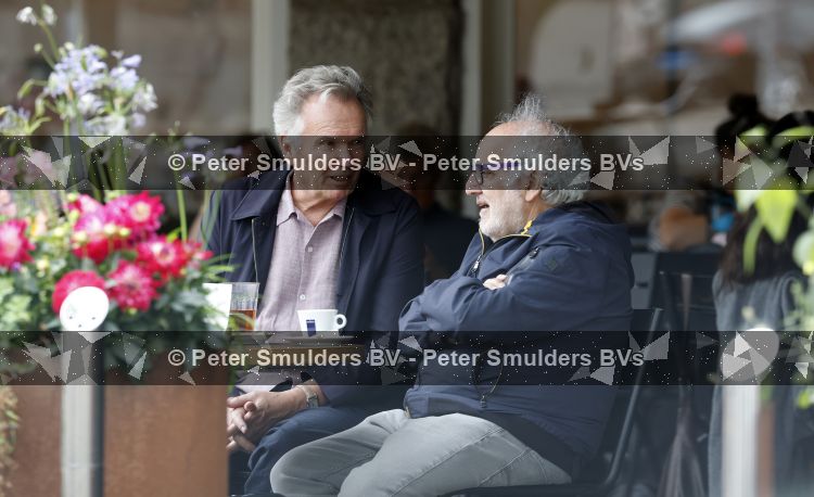 Amsterdam 27 juli 2026
Tom Egbers met een kennis op terras bij Wildschut in Amsterdam zuid