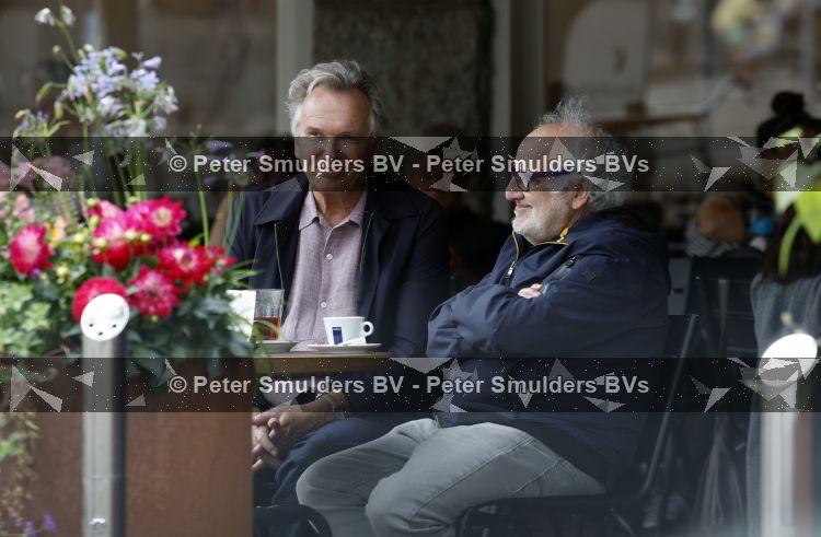 Amsterdam 27 juli 2026
Tom Egbers met een kennis op terras bij Wildschut in Amsterdam zuid