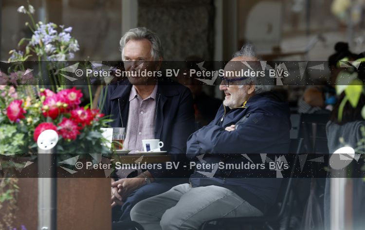 Amsterdam 27 juli 2026
Tom Egbers met een kennis op terras bij Wildschut in Amsterdam zuid
