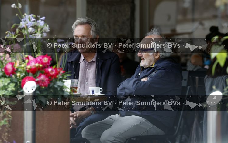 Amsterdam 27 juli 2026
Tom Egbers met een kennis op terras bij Wildschut in Amsterdam zuid